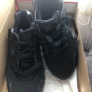 NIKE HUARACHE SNEAKERS Size 7